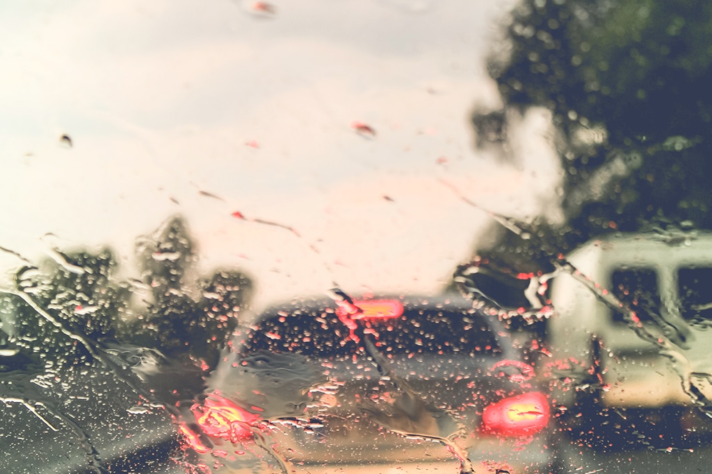 Carro na chuva