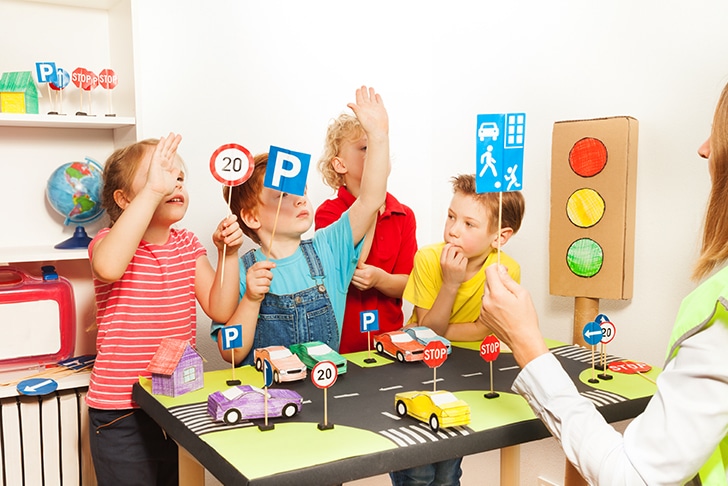 Crianças aprendendo sobre placas de trânsito