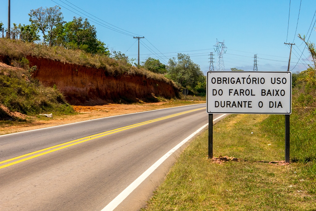 Farol baixo obrigatório durante o dia nas rodovias