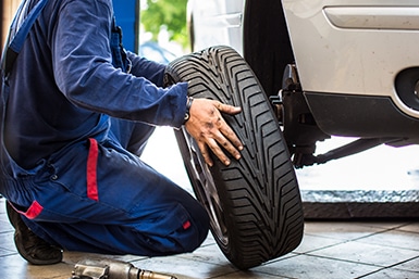 Troque um pneu de carro causado por um pneu furado usando um macaco para  levantar o carro. [download] - Designi