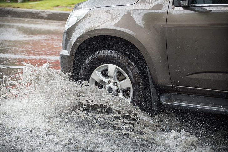 Carro em aquaplanagem