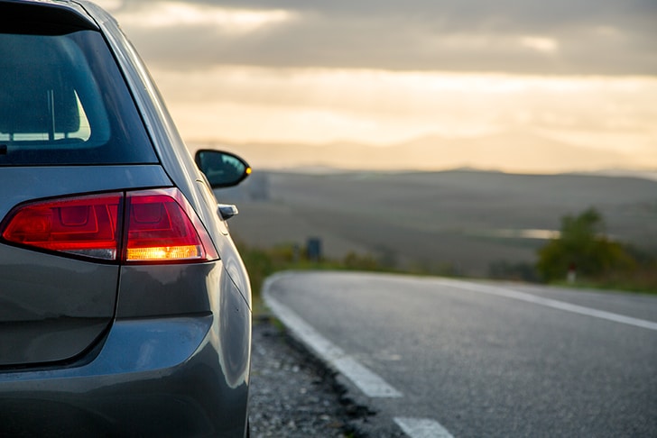 Carro encostado à margem da rodovia