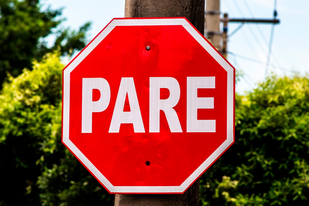 Placas de Pare vermelhas