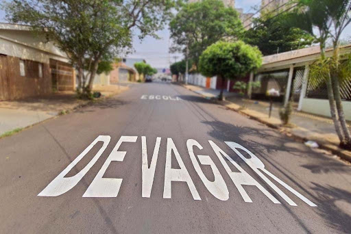 Avisos na pista reforçam a importância do limite de velocidade das vias