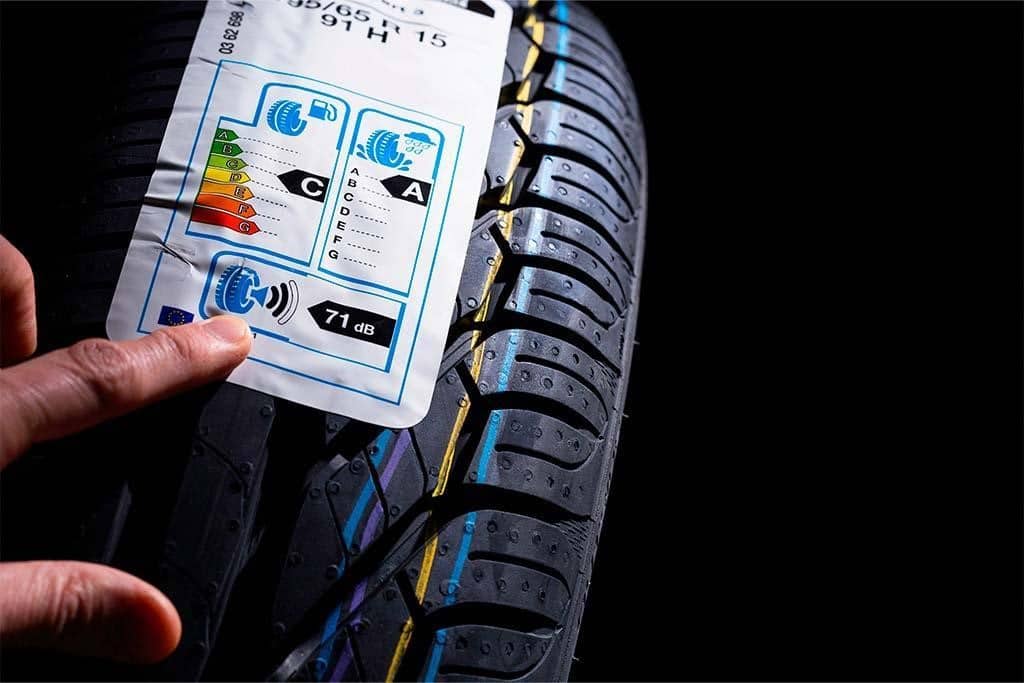 pneu novo com etiqueta de avaliação do inmetro