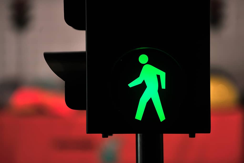 Detalhe de um semáforo indicando passagem de pedestre
