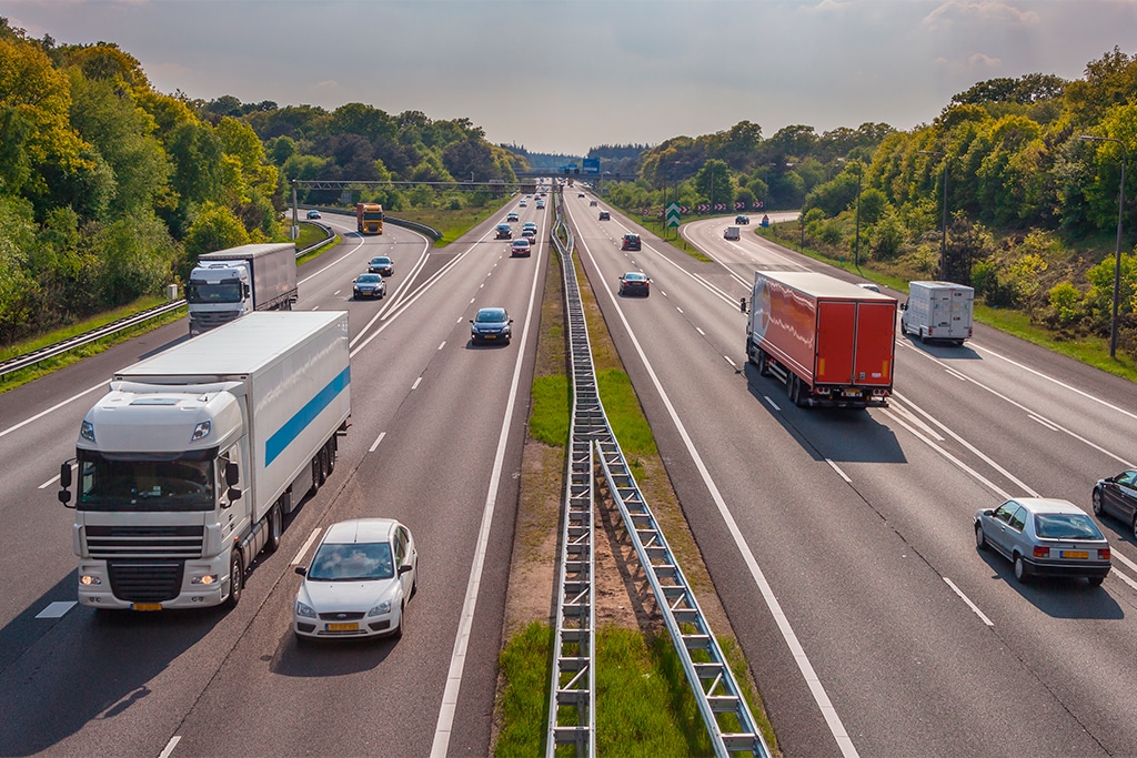 Rodovia contendo sinalizações contínua e tracejada