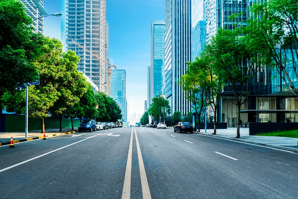 Rua com linha de divisão dupla contínua