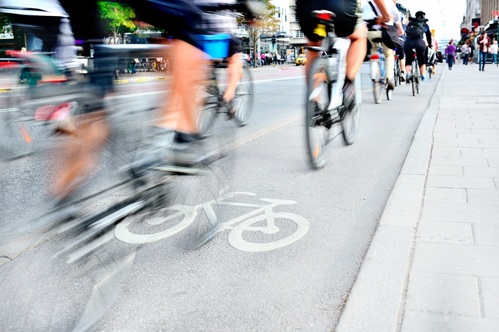 Rua com faixa de travessia de ciclistas