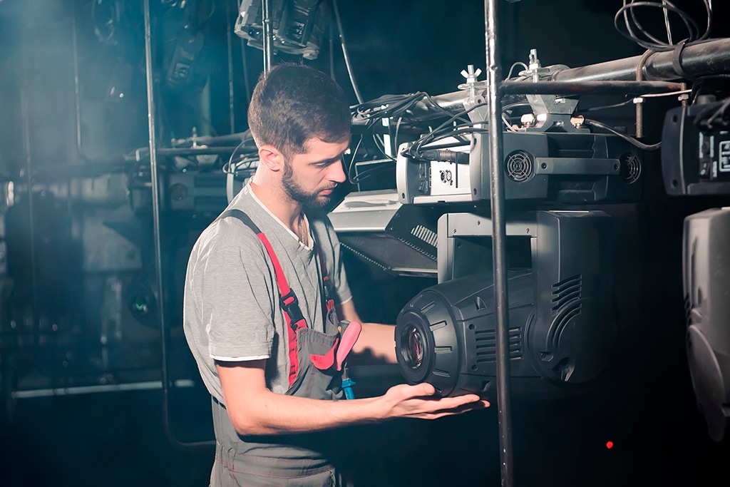 profissional fazendo manutenção corretiva em equipamento de fábrica