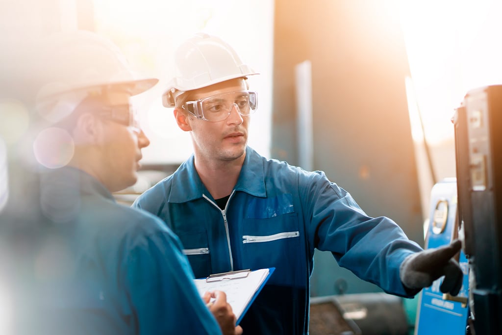 profissional fazendo manutenção preventiva em equipamento de fábrica