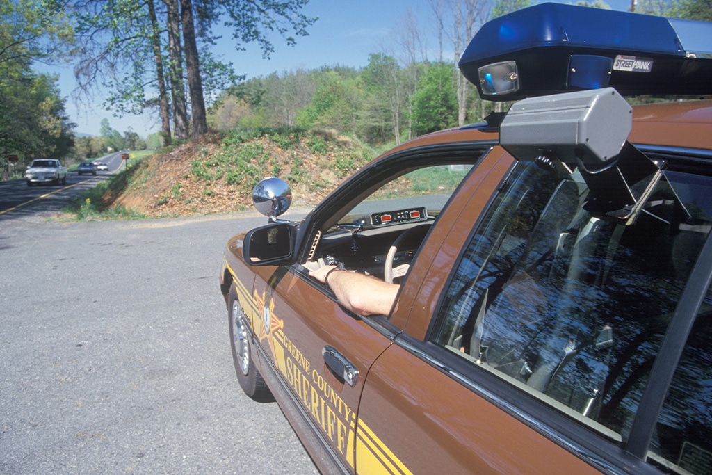 carro de agente de trânsito com radar de velocidade observando os veículos na rodovia